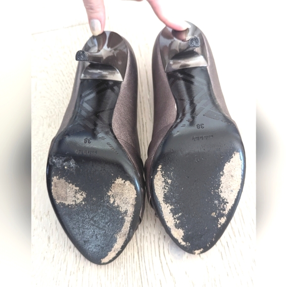 BURBERRY ITCALFAR14STE Metallic Taupe Leather Open-Toe Pumps, Twist Detail; 38 - Picture 15 of 16